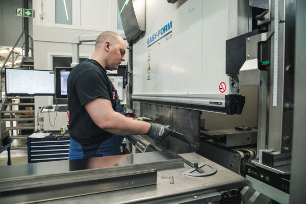 Tintec - Metall kanten an der Maschine
